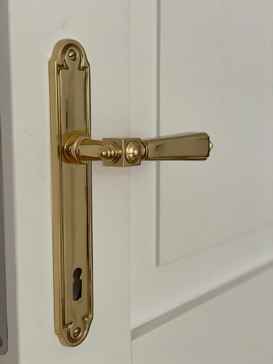 Kernsanierter Altbau mit Aufzug im 3. OG: 2 Zimmer, Designküche & Einbauschränke & Vorhänge nach Maß – Foto 33