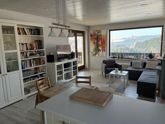 Haus im Grünen mit unverbaubarem Blick über den Frankenwald in ruhiger Lage – Wohnzimmer EG
