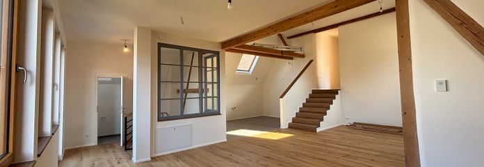 Vida única: loft con balcón soleado y jardín privado – Wohn-/ Essbereich