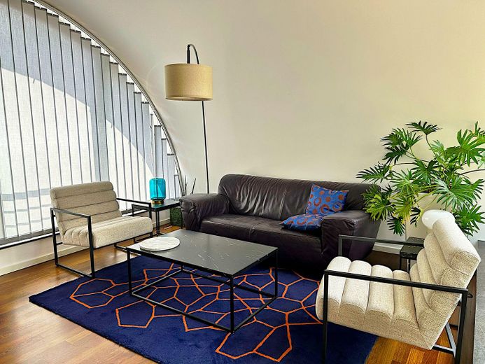 Penthouse exclusif dans le quartier belge – Un logement meublé avec style, calme et lumière – Wohnzimmer