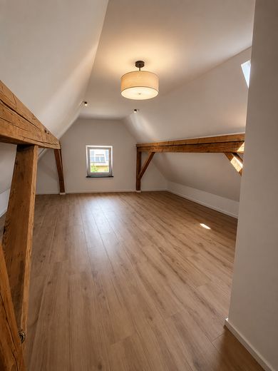Neu saniertes Reihenendhaus in Harhausen mit Gartenanteil – Dachstudio
