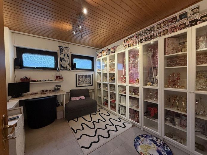 Vielseitiges Mehrfamilienhaus mit 3 Einheiten & attraktivem Baugrundstück – Schlafzimmer/Büro KG