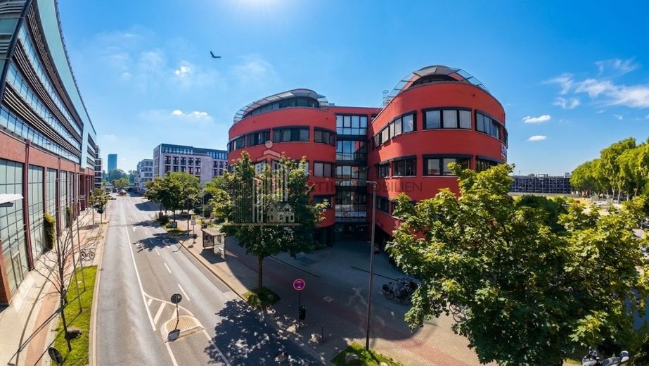 ATIK: Moderne Büro- und Praxisflächen im Gesundheits- und Ärztezentrum Lusanum – Drohnenaufnahme