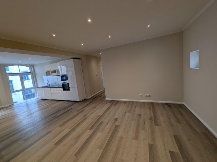 Top 5-Zimmer KfW Wohnung mit Küche, Balkon Bodenheizung in bester Lage von Wiesbaden Mitte – Wohn-und Essbereich
