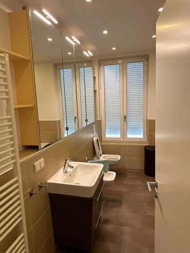 4 Zimmer Wohnung in einer Stadtvilla in Schmargendorf, Fußbodenheizung, Terrasse, 2 TG Stellplätze – Masterbad