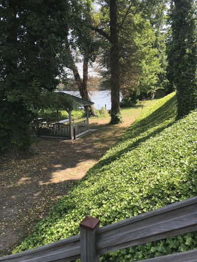 Liegewiese mit Grillplatz