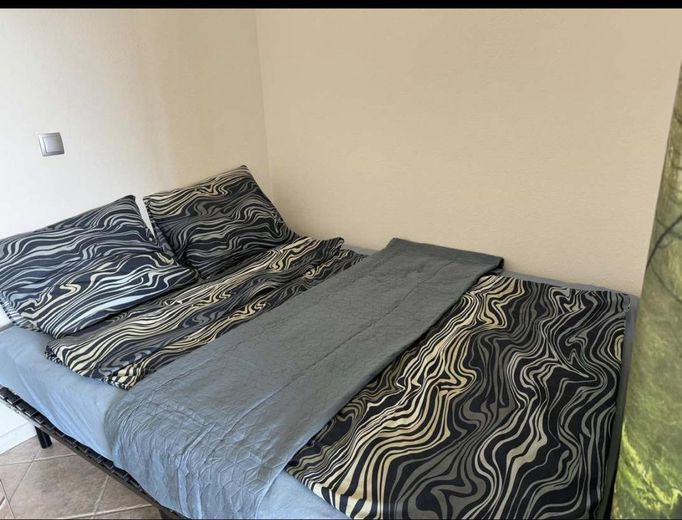 Möblierte 1-Zimmer-Wohnung im 10. Stock mit herrlicher Aussicht – Schlafniche