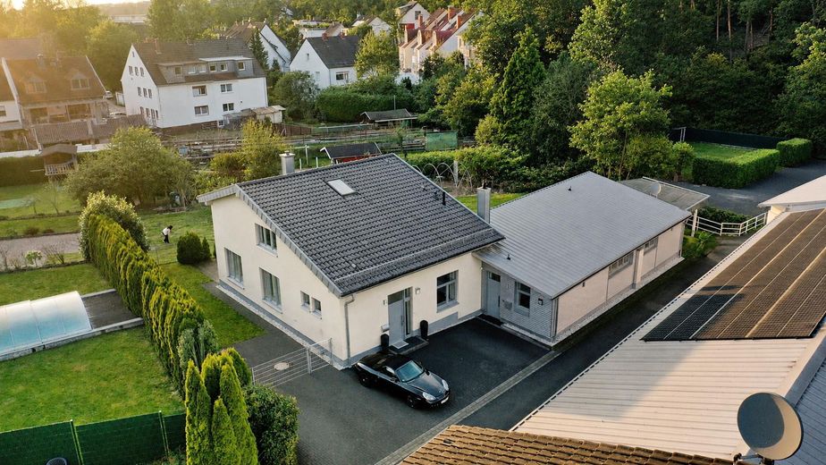 Modernes Wohnhaus mit separater Gewerbeeinheit in ruhiger Citylage – Luftaufnahme