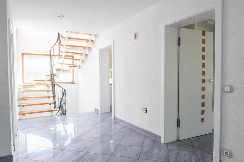 Exklusives Einfamilienhaus in traumhafter Flusslage - Wohnen, wo andere ihre Freizeit verbringen – Flur EG