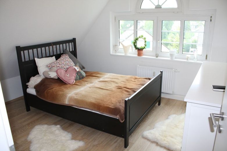 Stilvolle 3-Zimmer-Altbauwohnung mit offener Galerie -Tolle Wohnatmosphäre in ruhiger Lage – Schlafzimmer