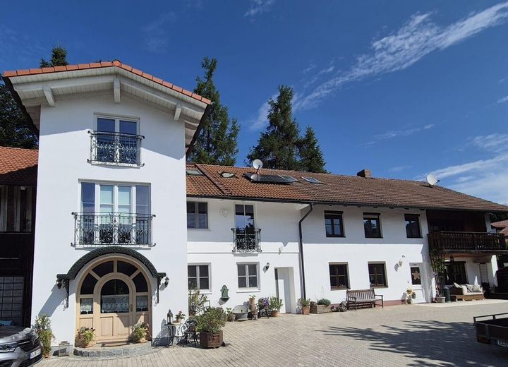 Wohnen und Gewerbe / großzügiges Mehrgenerationenanwesen 1.580 qm mit Halle / Nahe München – Ansicht Wohnhaus 1 und 2