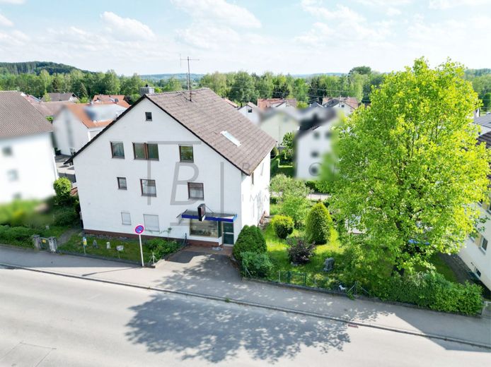 Großzügige 4-Zimmer-Dachgeschosswohnung mit Balkon und Stellplatz – Drohnenaufnahmen