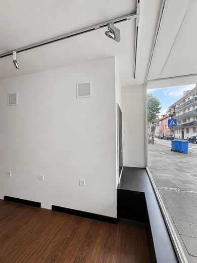 Praxis / Therapie / Massage / Büro – ca. 67 m² Erdgeschoss mit Schaufenster & Parkplatz – Schaufensterfront rechts