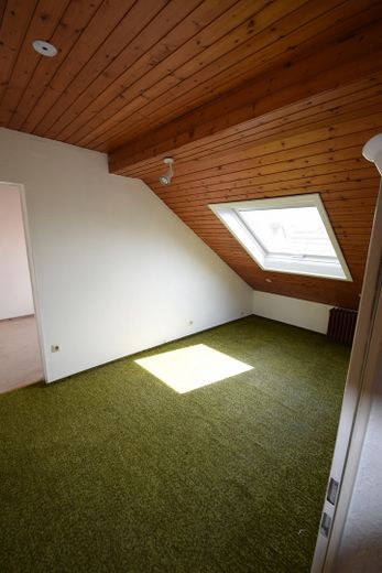 Provisionsfrei! Zweifamilienhaus, großer Sonnengarten – 2. Zimmer  Dach