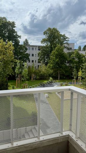 Neubau! 1-Zimmer möbliert mit EBK + Balkon + Abstellkammer + Waschmaschinenanschluss in Adlershof! – Innenhof