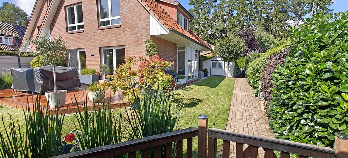 Gepflegte Doppelhaushälfte mit Einzelhauscharakter, EEK A und hochwertiger Ausstattung – Garten