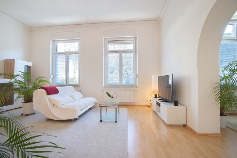 Rüttenscheid’de iç avluya açılan üstü kapalı verandası bulunan aydınlık, çok çekici ve geniş daire – 84de80aa6d42c46d06aec52cdb18523023451f5c.jpg