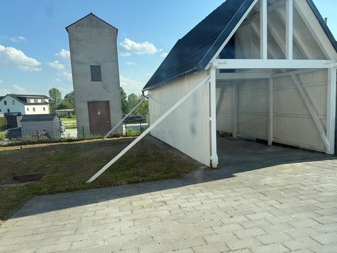 Modernisiertes Einfamilienhaus mit separatem Wohnbereich und großem Garten in Lonnerstadt – Carport 1