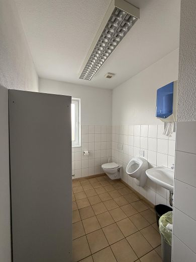Vielseitiger Gewerbestandort mit Büro-, Lager- und Hallenflächen in Volkmarsen – Sanitärbereich