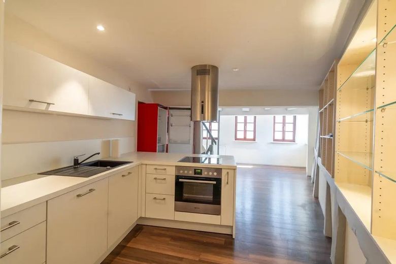 Eski şehirde loft şehir evi: 4 katta 125 m², 2 banyo, ankastre mutfak, çalışma odası, klima – 1. OG - Küche