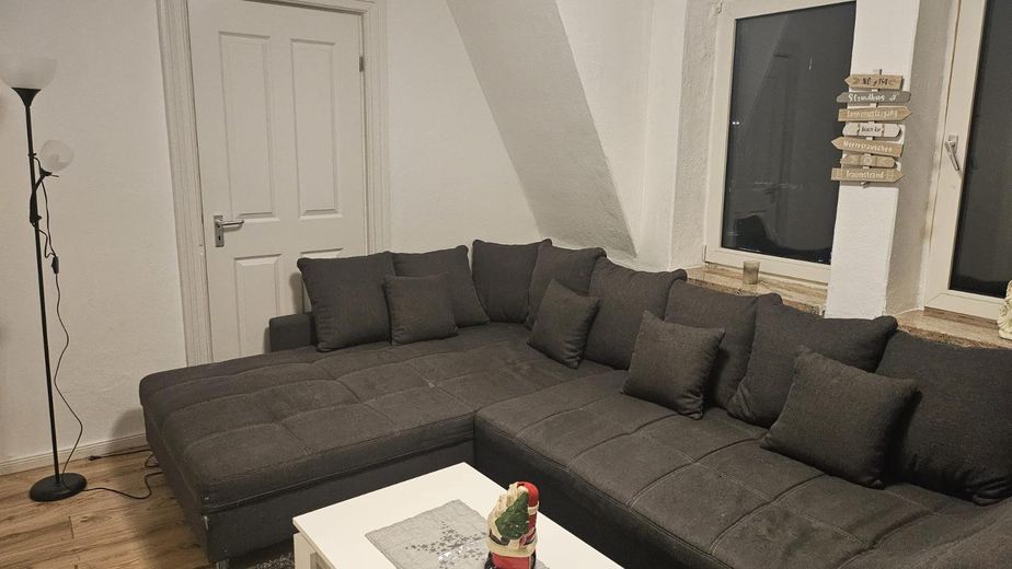 Helle 3-Zimmer-Wohnung mit Einbauküche in Bremerhaven – Wohnzimmer