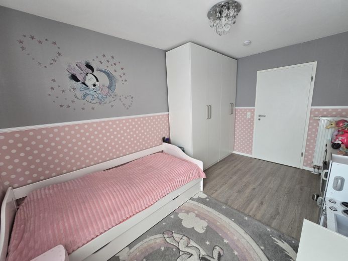 Kırsal alanın kenarında modern, yeni gibi müstakil sıra ev – Kinderzimmer