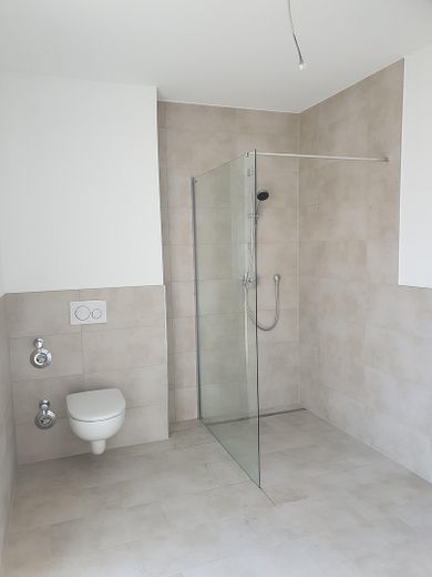 VERMIETET- TOP 3-Zi-NB Whg mit EBK (98 m²) KfW 40 sehr hell mit großem Balkon, in Top-Lage – Duschbereich mit Duschwand