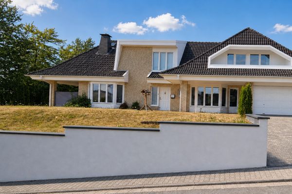 Esclusiva casa di campagna con 255 m² di superficie abitabile su 1.600 m² di terreno da sogno nel Taunus