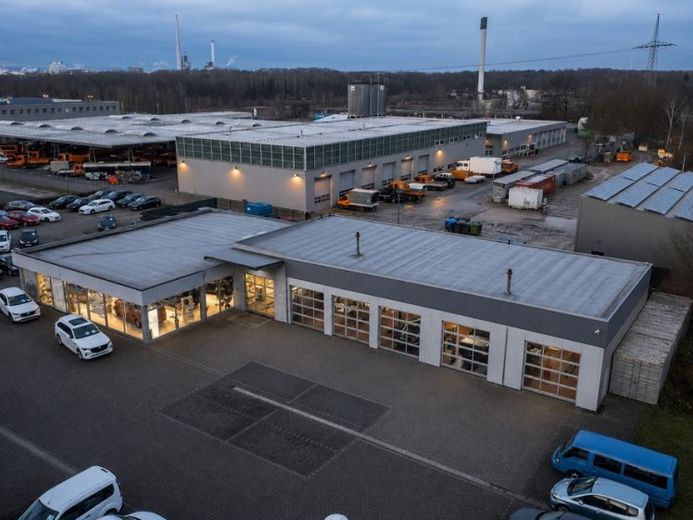 Modernisiertes Autohaus – Repräsentative Gewerbefläche auf 3.951 m² Grundstück – Foto 1