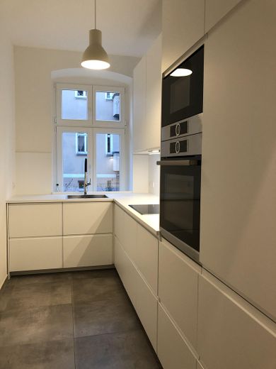 Stilvoll modernisierte Altbauwohnung mit Balkon im beliebten Florakiez – Küche