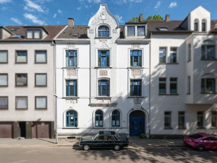 Edificio storico d’epoca con facciata in stucco, ampio giardino e straordinario appartamento duplex – Foto 1