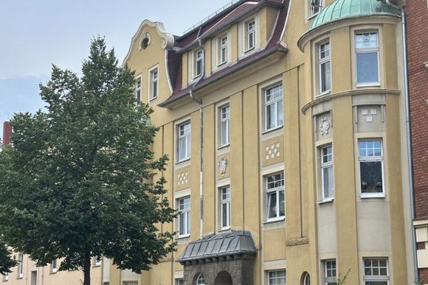 Przepiękne 3-pokojowe mieszkanie z nową łazienką, kuchnią w zabudowie i przyłączem kominkowym w willi w stylu secesyjnym