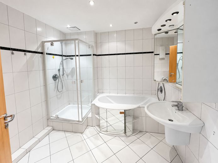 Sehr großzügige 119 m² Wohnung mit fantastischer Dachterrasse – Badezimmer