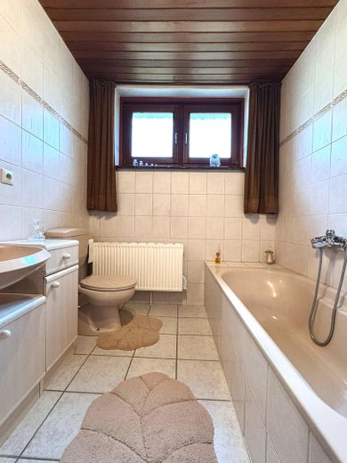 Ampia casa unifamiliare a Berlino Zehlendorf – Bad im Erdgeschoss