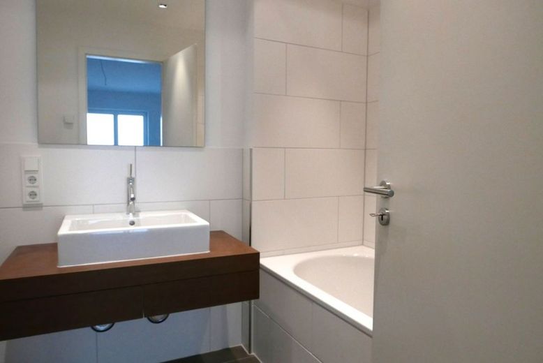 Wohnen im ehemaligen Stadtbad: Stilvolle 3-Zimmer-Wohnung mit Ruhrblick im Palais am Stadtkai – Bad en Suite