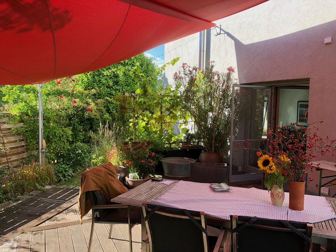 Sonniges Reihenendhaus mit Atelier - ruhige, familienfreundliche Lage, Garten & Blick über Skyline – Südterrasse