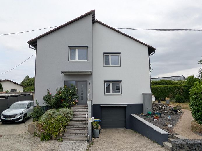 Provisionsfreies Ein-/Zweifamilienhaus mit schönem Garten – Frontansicht