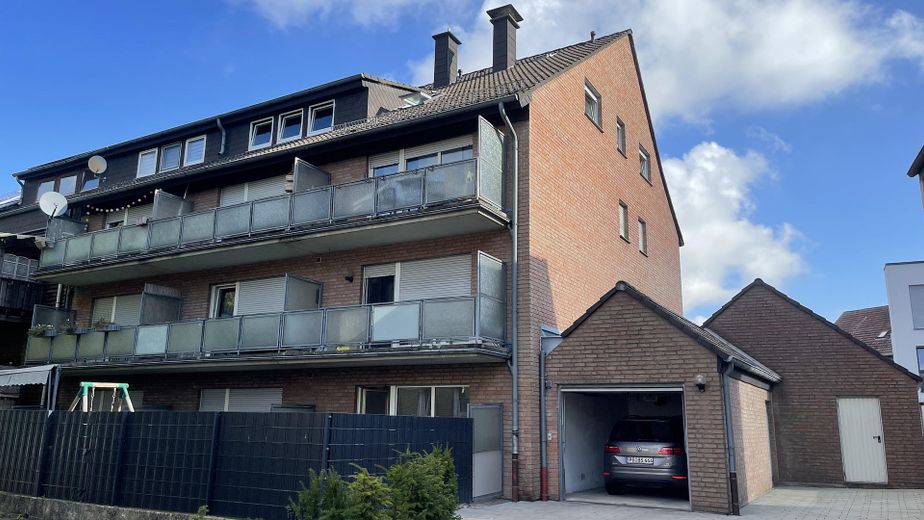 Von priv. - schönes 1-Zi. Single-Appartement in Pad Schloß Neuhaus, ruhige Lage m. Balkon 2.OG – Rückwärtige Hausansicht