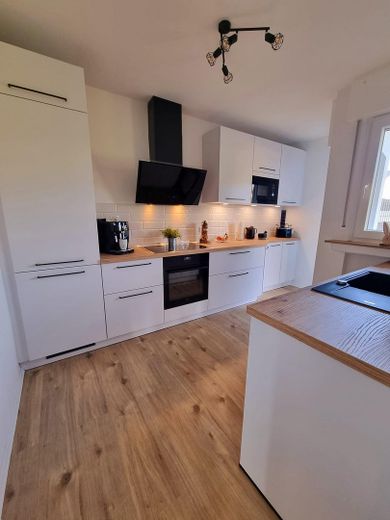 Bellissima casa bifamiliare con ampio giardino, piscina, garage, cucina componibile ecc. – Küche