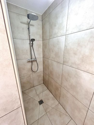 Luxus-Maisonette mit eigenem Eingang | Erstbezug | Klimaanlage | Wallbox | Einbauküche | 2 Bäder – .. und Luxus-Regendusche