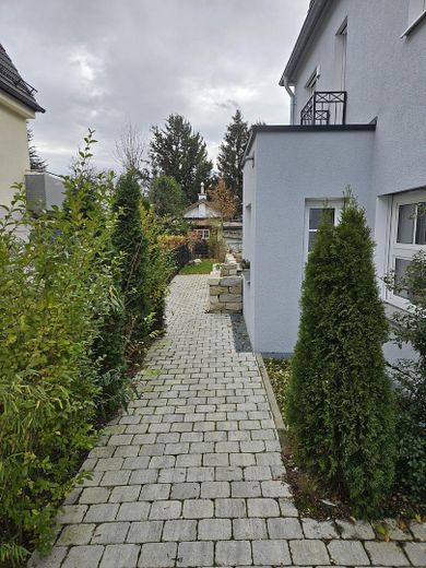 Exklusive 4-Zimmer-Wohnung in München-Obermenzing – Weg zu privatem Spielplatz