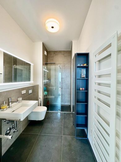 Traumhaftes Penthouse im Ostend | 143 m² · 3m Deckenhöhe · 2 Terrassen · KfW55 – 0% Provision – Bad2