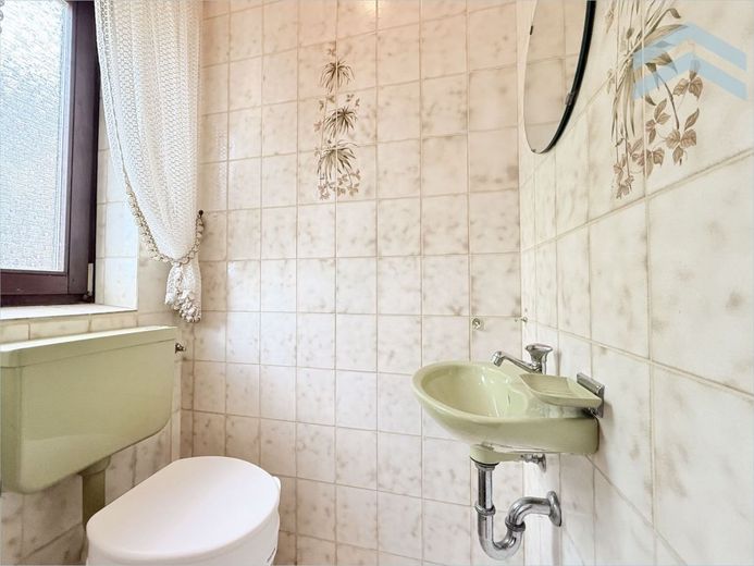 Ausbaufähiges Eigenheim mit großem Gartengrundstück &amp; Garage – Gäste-WC
