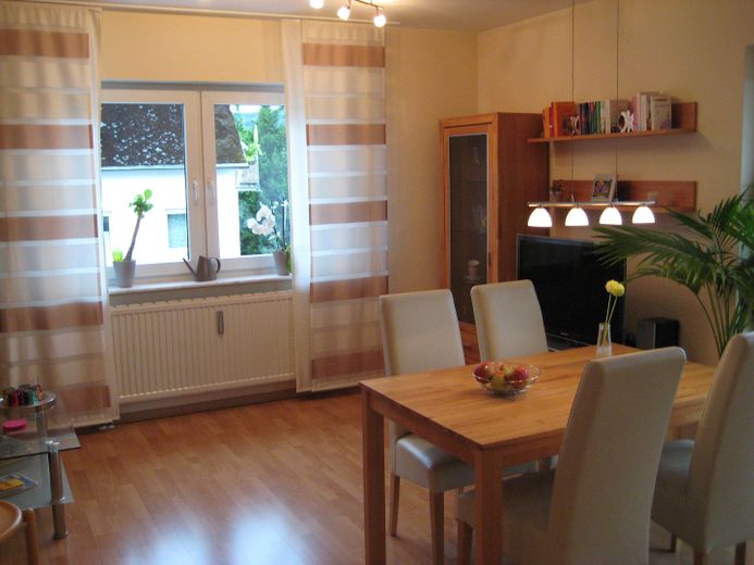Helle 2 ZKB Wohnung, Balkon, Badezimmer mit Fenster, Einbauküche VB, Keller, Stellplatz – Wohnzimmer
