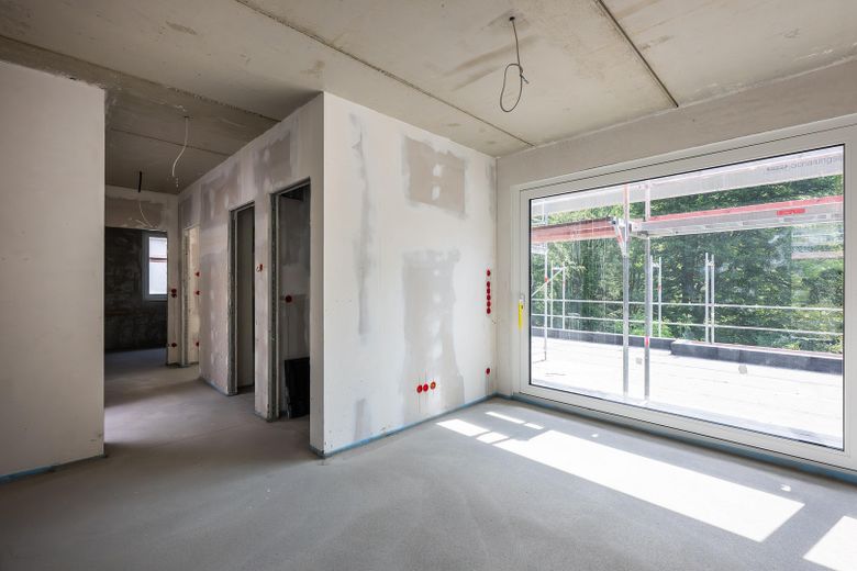 Wohnen über den Dingen – exklusives Penthouse mit Dachterrasse und traumhaftem Waldblick – Wohn- / Essbereich