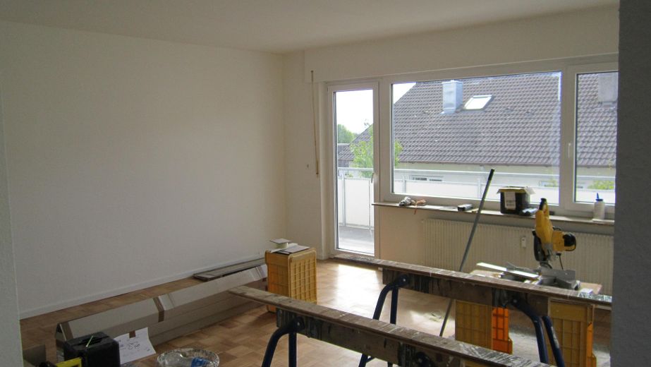 Zentrale ruhige 4,5-Zimmer-Wohnung mit großem Balkon 1. OG in Herrenberg Ziegelfeld von privat – Wohnzimmer