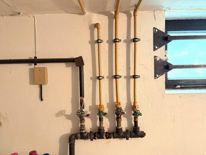 PRIVO DI PROVVIGIONE - casa unifamiliare indipendente in posizione migliore – abitare con giardino su attraente terreno d’angolo – Die Wasserleitungen