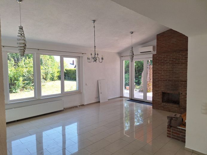 Villa en ubicación privilegiada de Wo-Herrnsheim con gran jardín A + – Wohnzimmer mit offenem Kamin