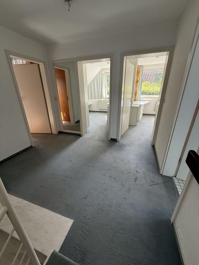 Zadbany dom jednorodzinny w stylu dziedzińca ogrodowego, zapewniający dużą prywatność – zmodernizowany i gotowy do zamieszkania – Flur 1 OG