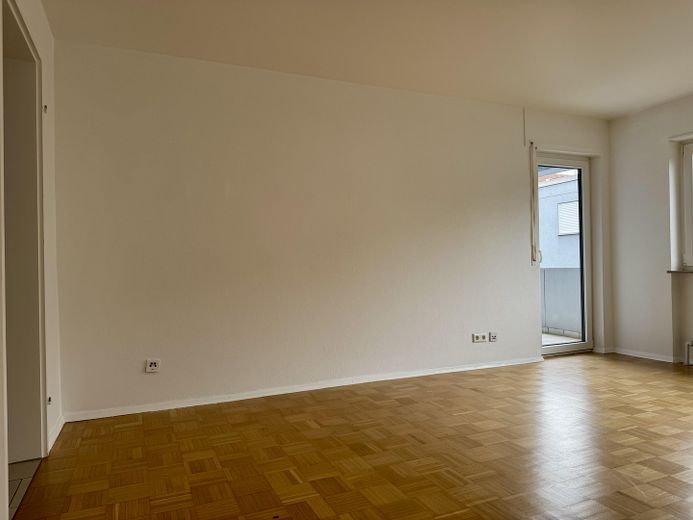 Gepflegte 3-Zimmerwohnung in Toplage von Heilbronn Ost – Wohnzimmer Blick zum Balkon